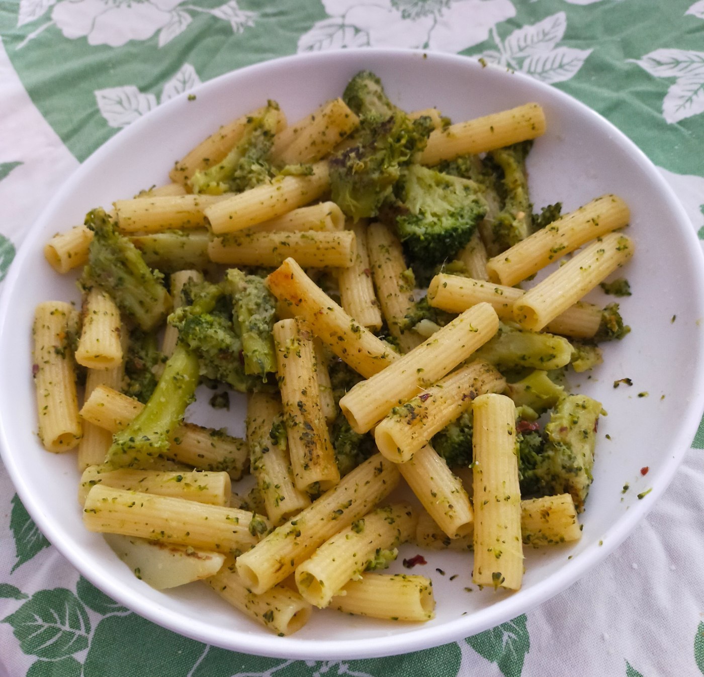 Kurze Nudeln mit grünen Brokkoliröschen und einer groben Brokkolisauce