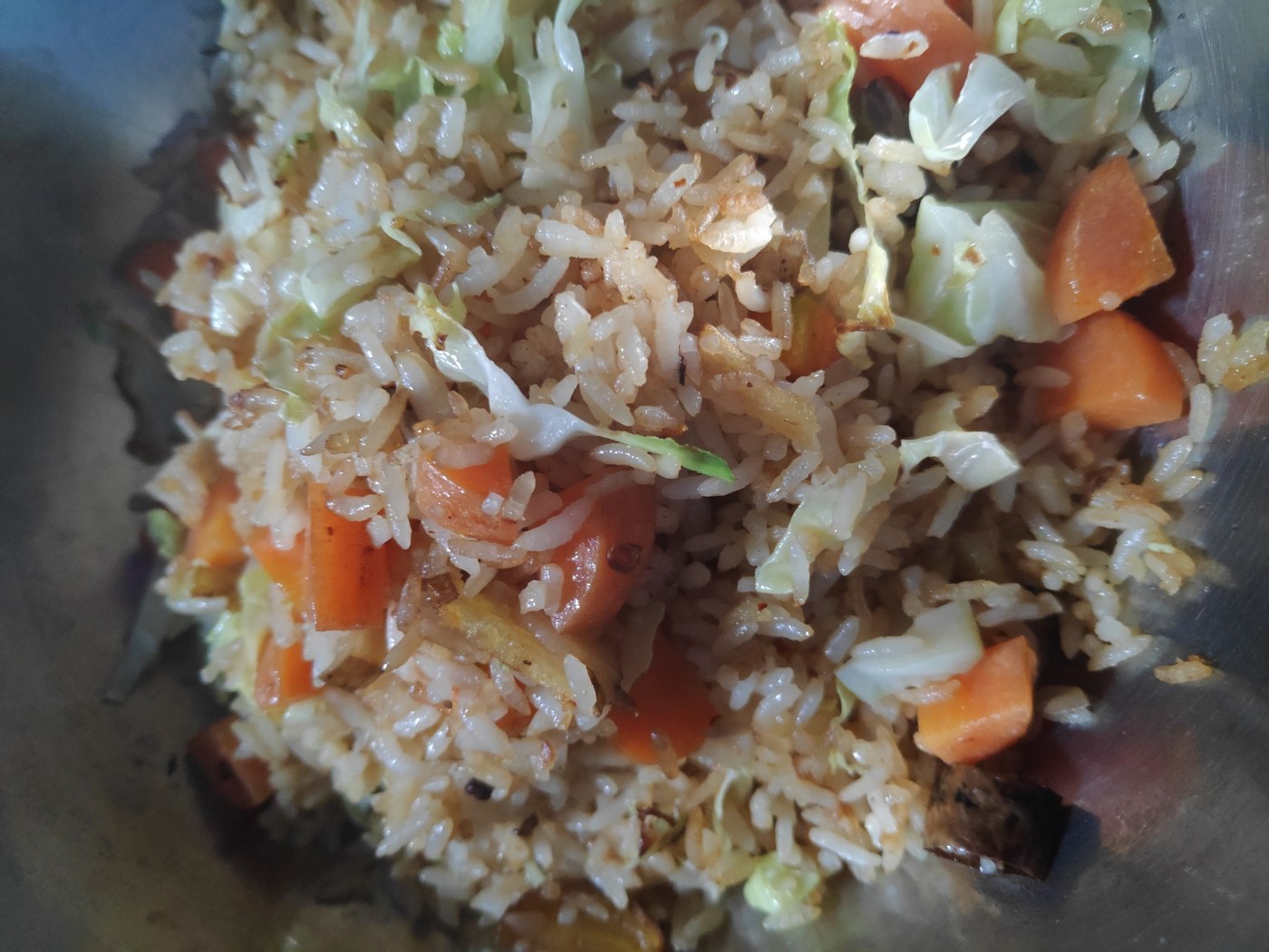 Gebratener Reis mit kleinen Möhrenstücken, Gemüse und Ei