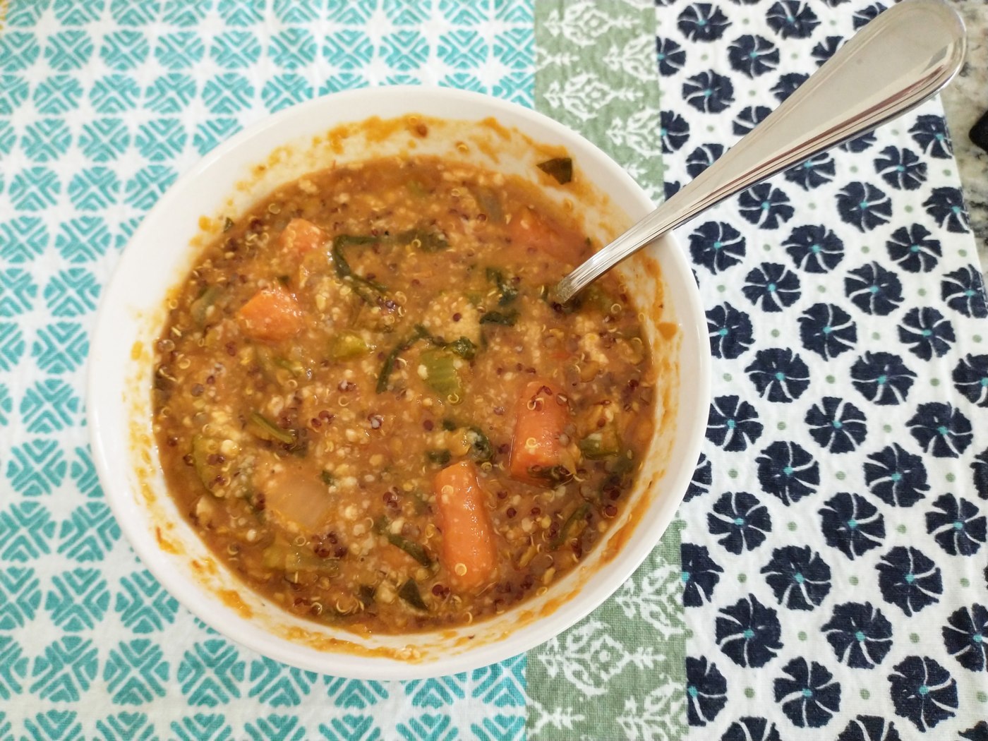 Dickliche Linsensuppe mit Möhrenstücken und sichtbaren grünen und roten Linsen