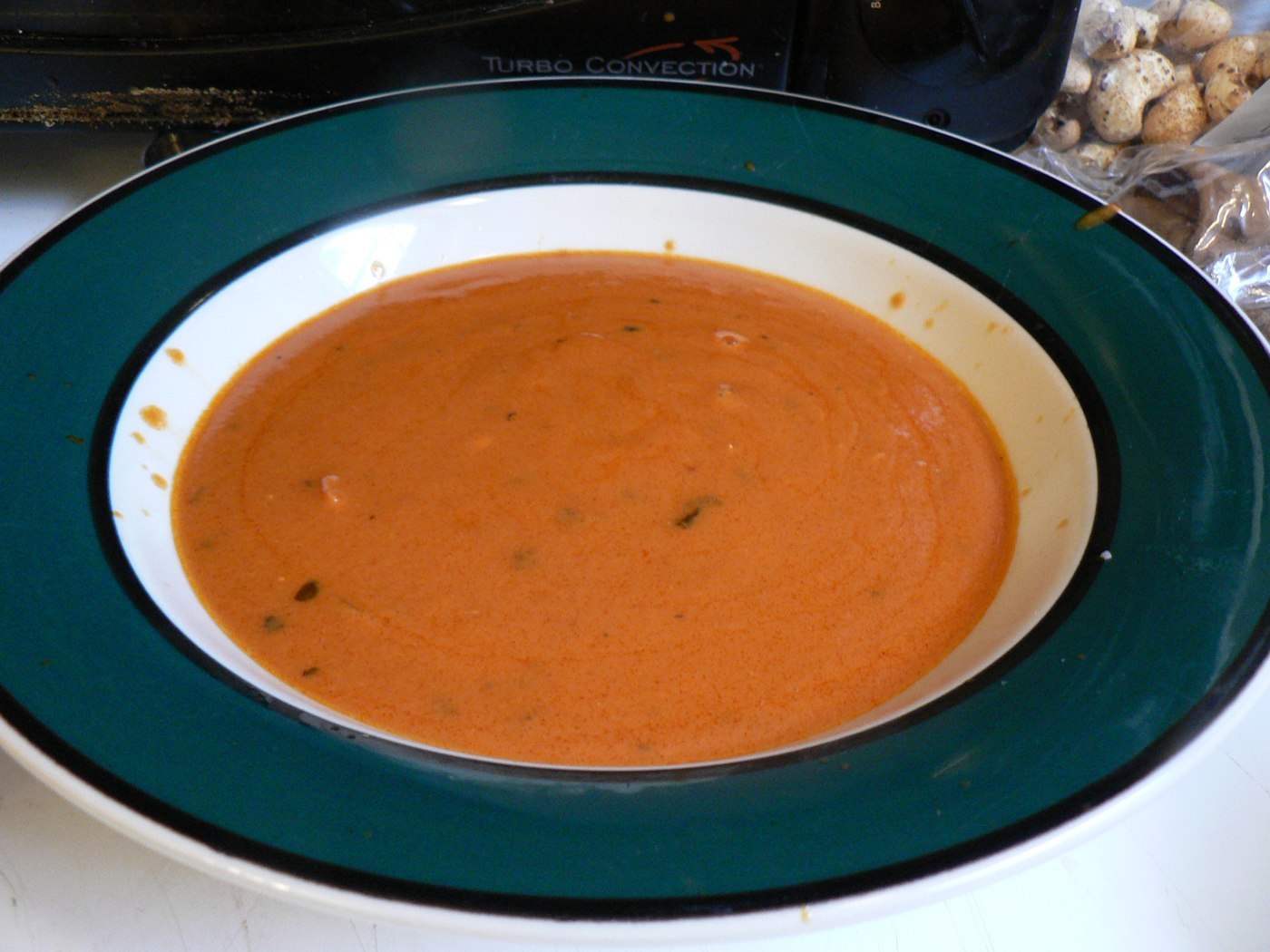 Glatte rote Tomatensuppe in einem tiefen Teller