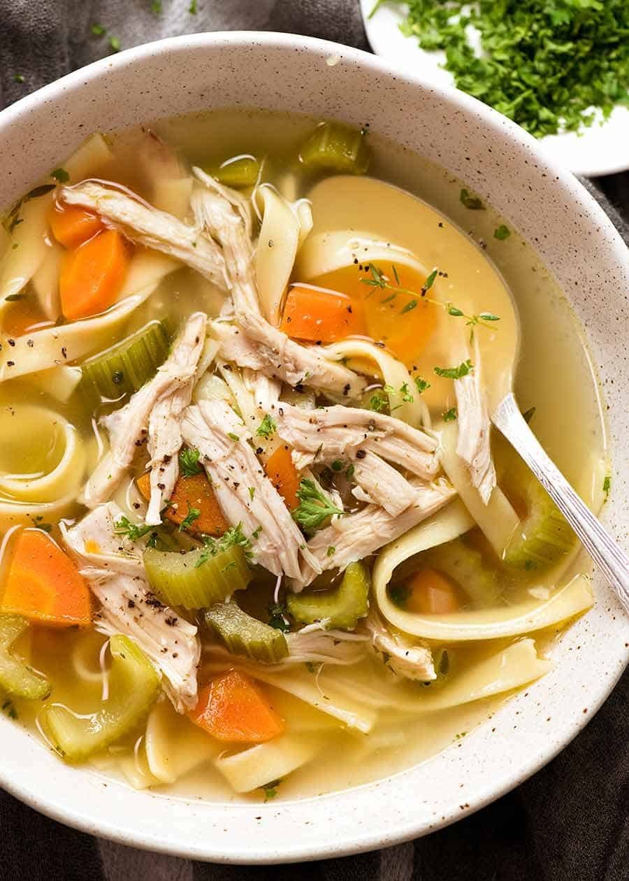 Hühnersuppe mit gezupftem Fleisch, Bandnudeln, Möhren und Sellerie