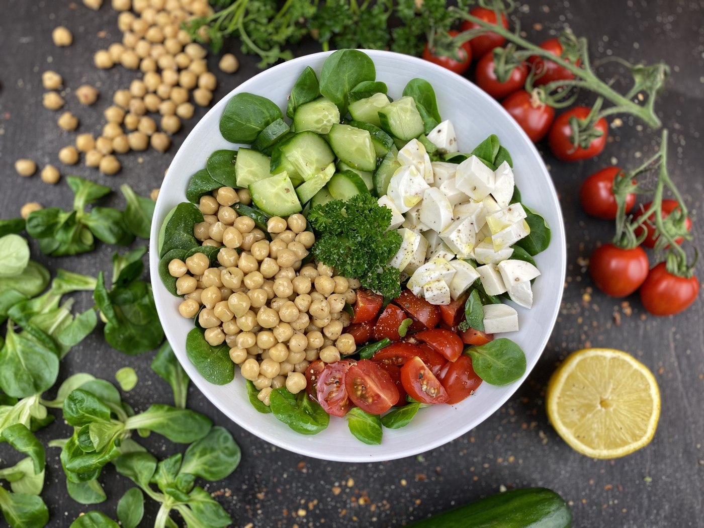 Kichererbsen, Gurke, Kirschtomaten, Spinat, Feta und Zitrone als Salatzutaten