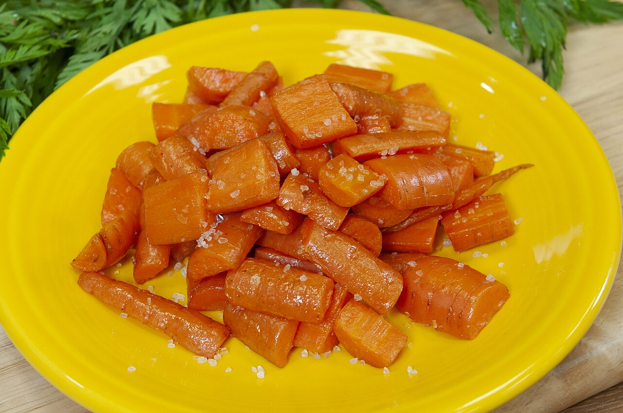 Geröstete orange Möhrenstücke mit glänzender dünner Glasur