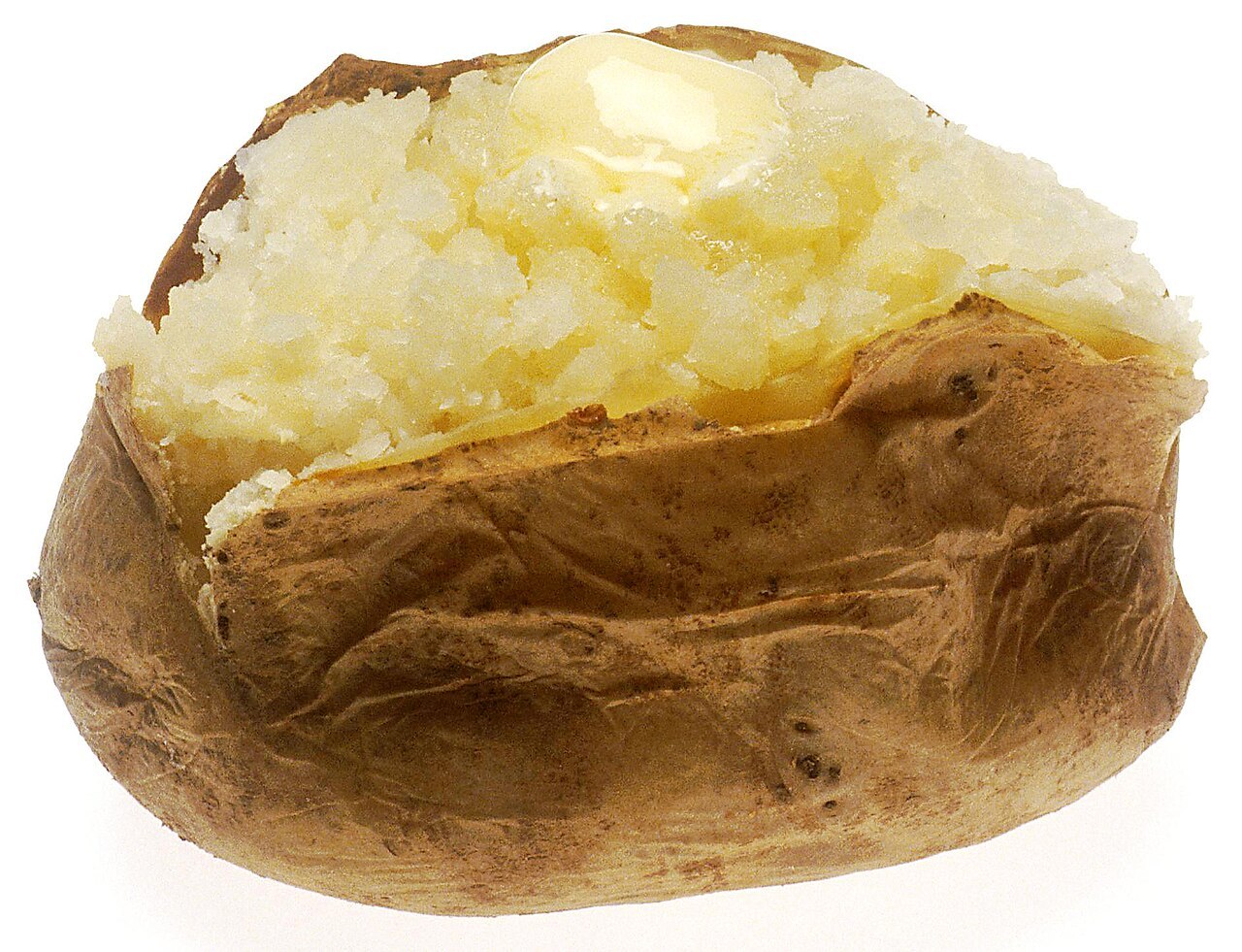 Geöffnete ganze Ofenkartoffel mit schmelzender Butter auf einem weißen Teller