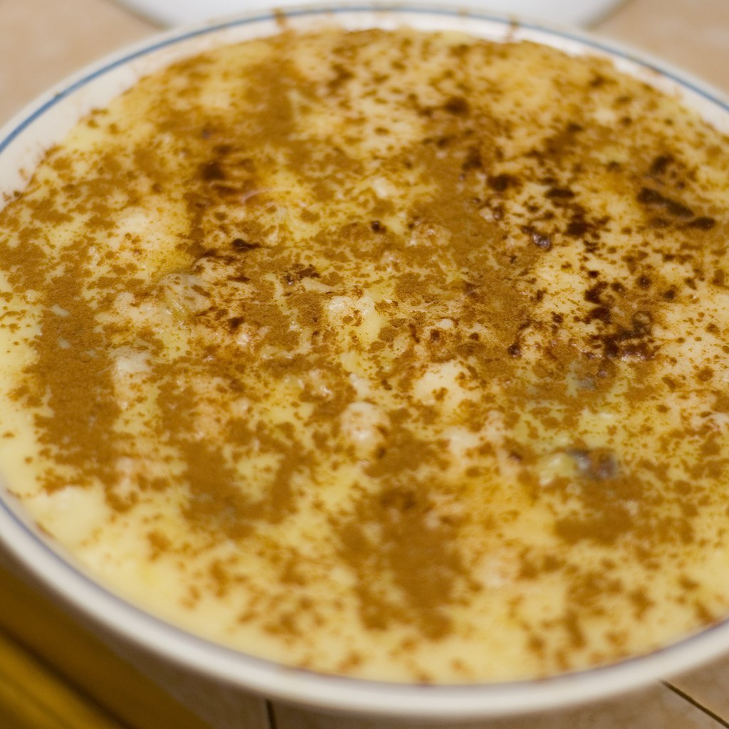 Cremiger Milchreis mit einer dünnen Schicht Zimt auf der Oberfläche
