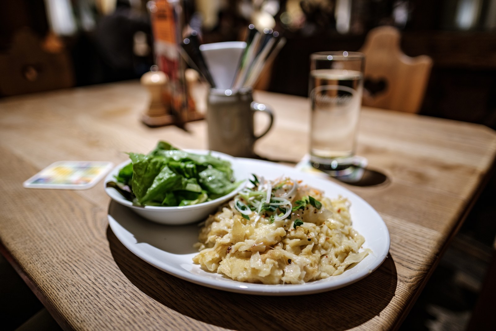 Käsespätzle mit gebräunten Zwiebeln und grünem Salat
