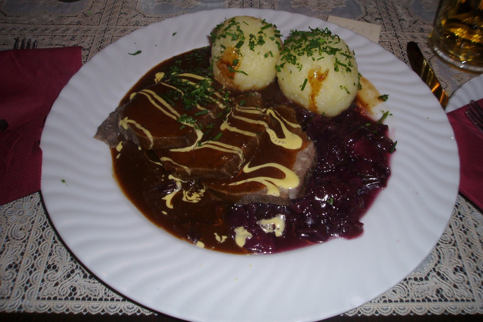 Sauerbraten in dunkler Sauce mit Kartoffelklößen und Rotkohl