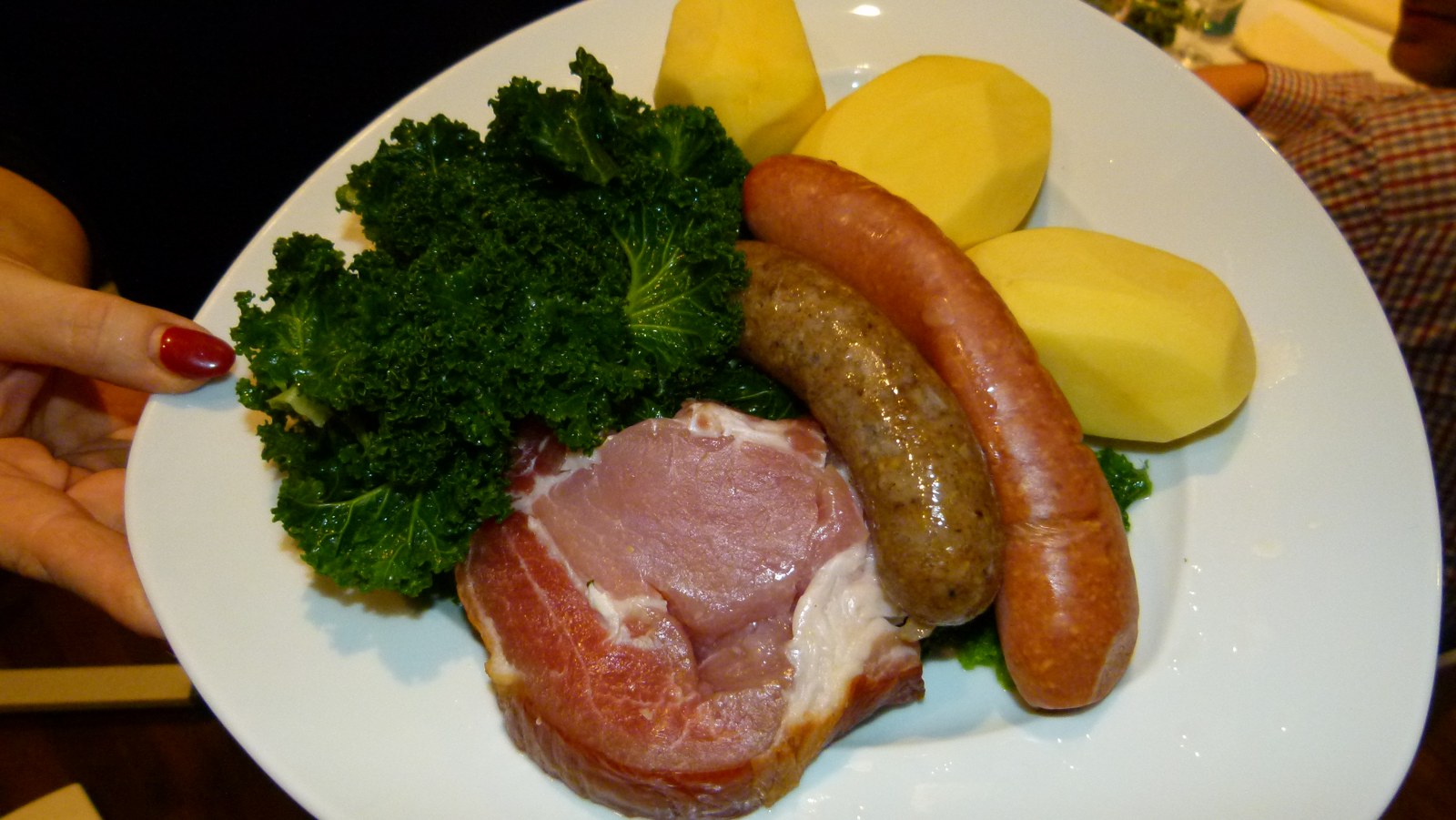 Grünkohl mit Kartoffeln, geräucherter Wurst und Kasseler