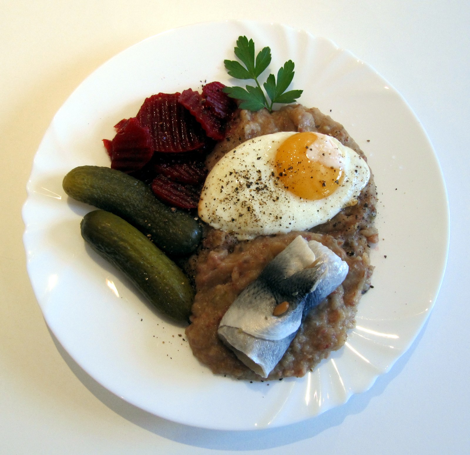 Labskaus mit Spiegelei, Roter Bete, Gurken und Hering