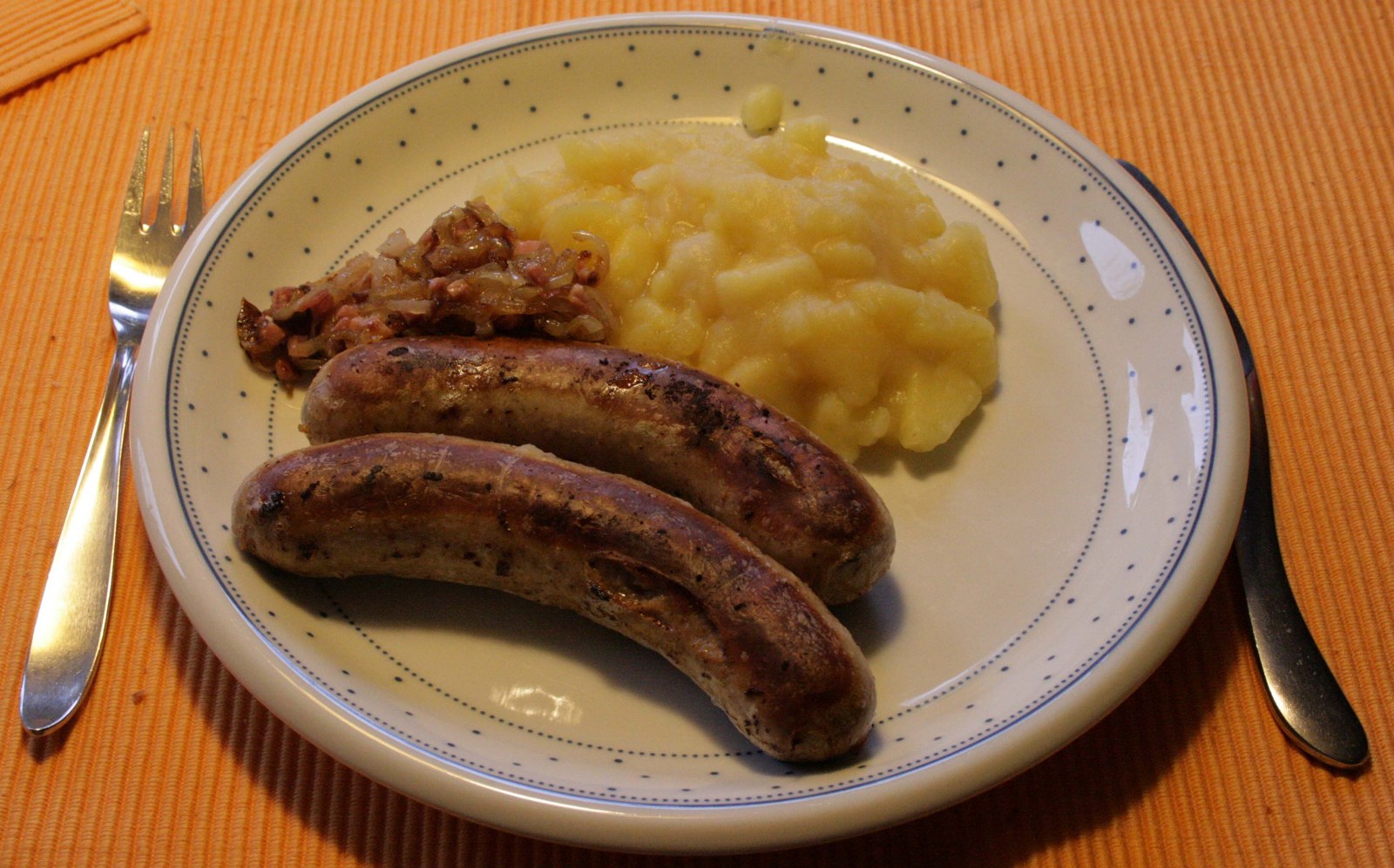 Kartoffel-Apfel-Stampf mit gebräunten Zwiebeln und Bratwürsten