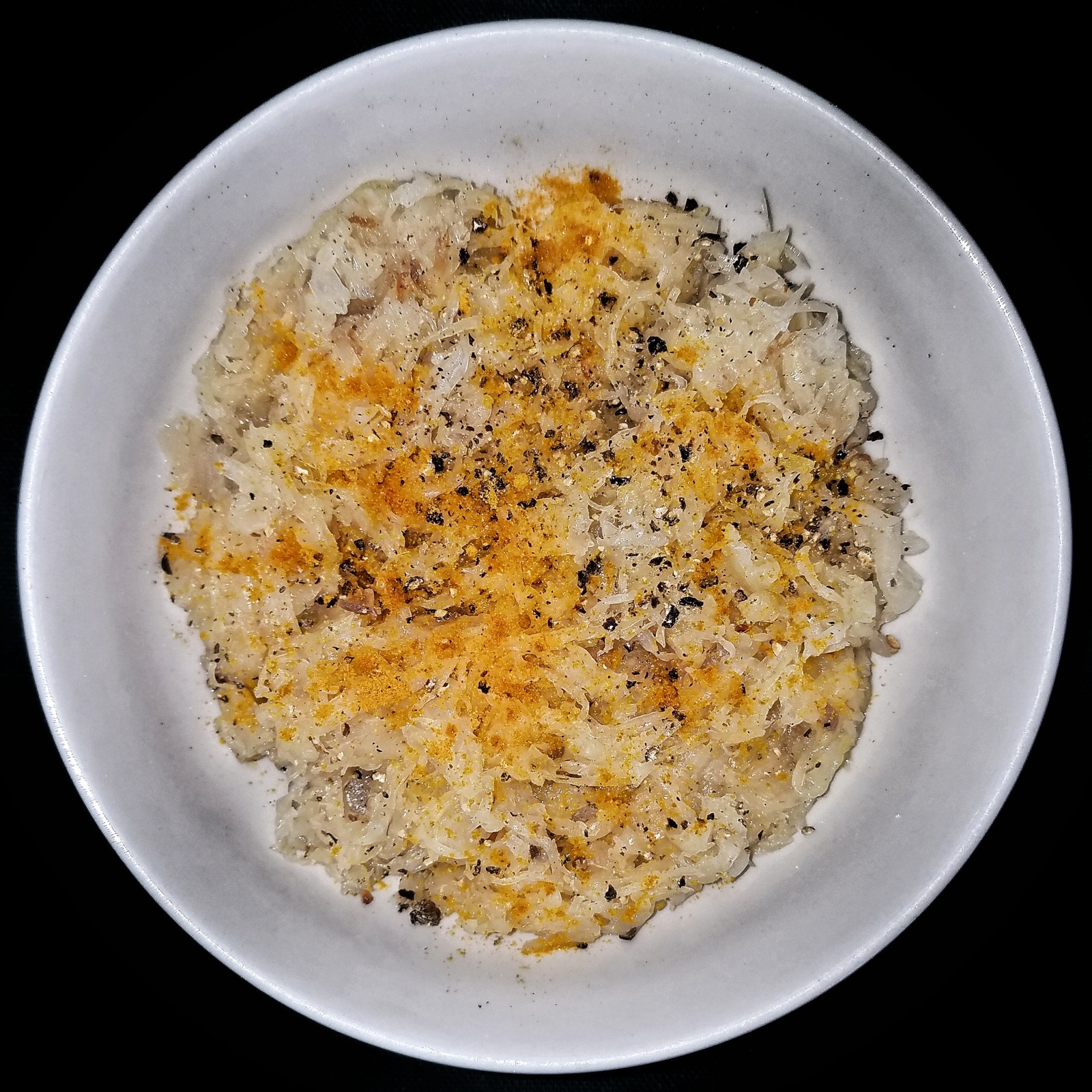 Sauerkraut mit Wacholder, schwarzem Pfeffer und gelbem Currypulver