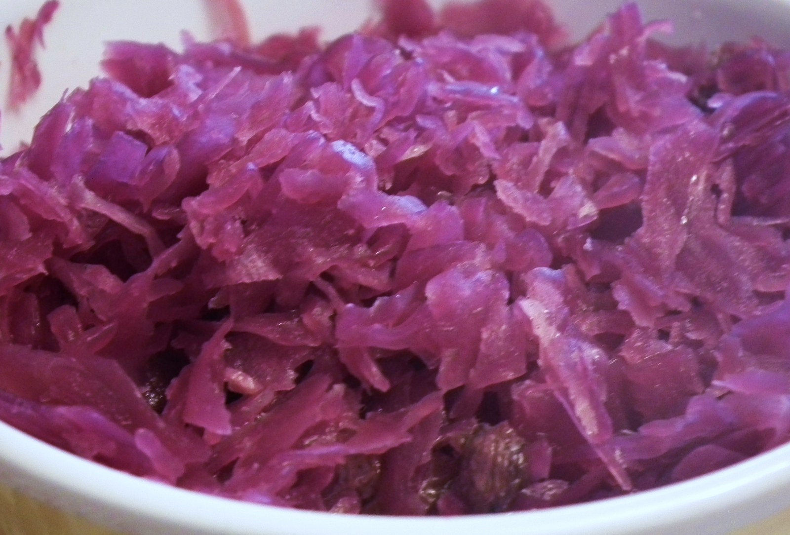 Fein geschnittener geschmorter Rotkohl in einer Schale