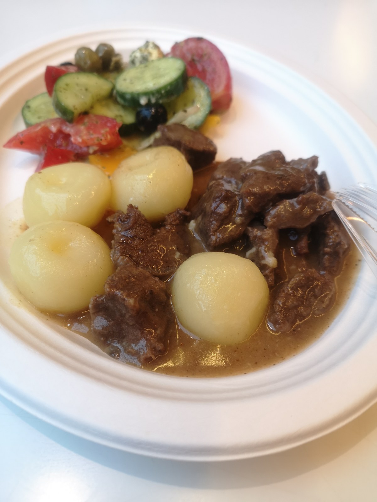 Rindergulasch in brauner Sauce mit Kartoffelklößen