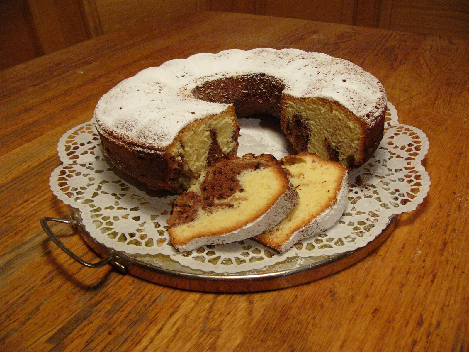 Angeschnittener runder Marmorkuchen mit hellem und dunklem Teigmuster