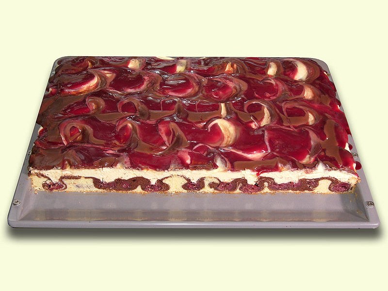 Donauwelle mit heller Creme, Kirschen und gewellter Schokoladendecke