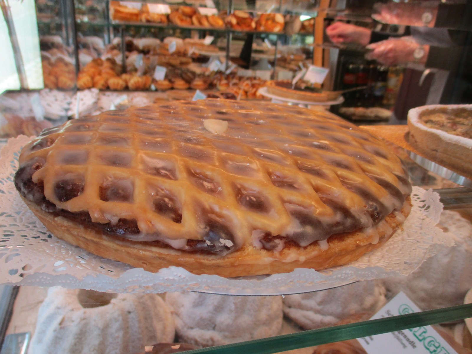 Runde Linzer Torte mit roter Konfitüre und goldenem Teiggitter