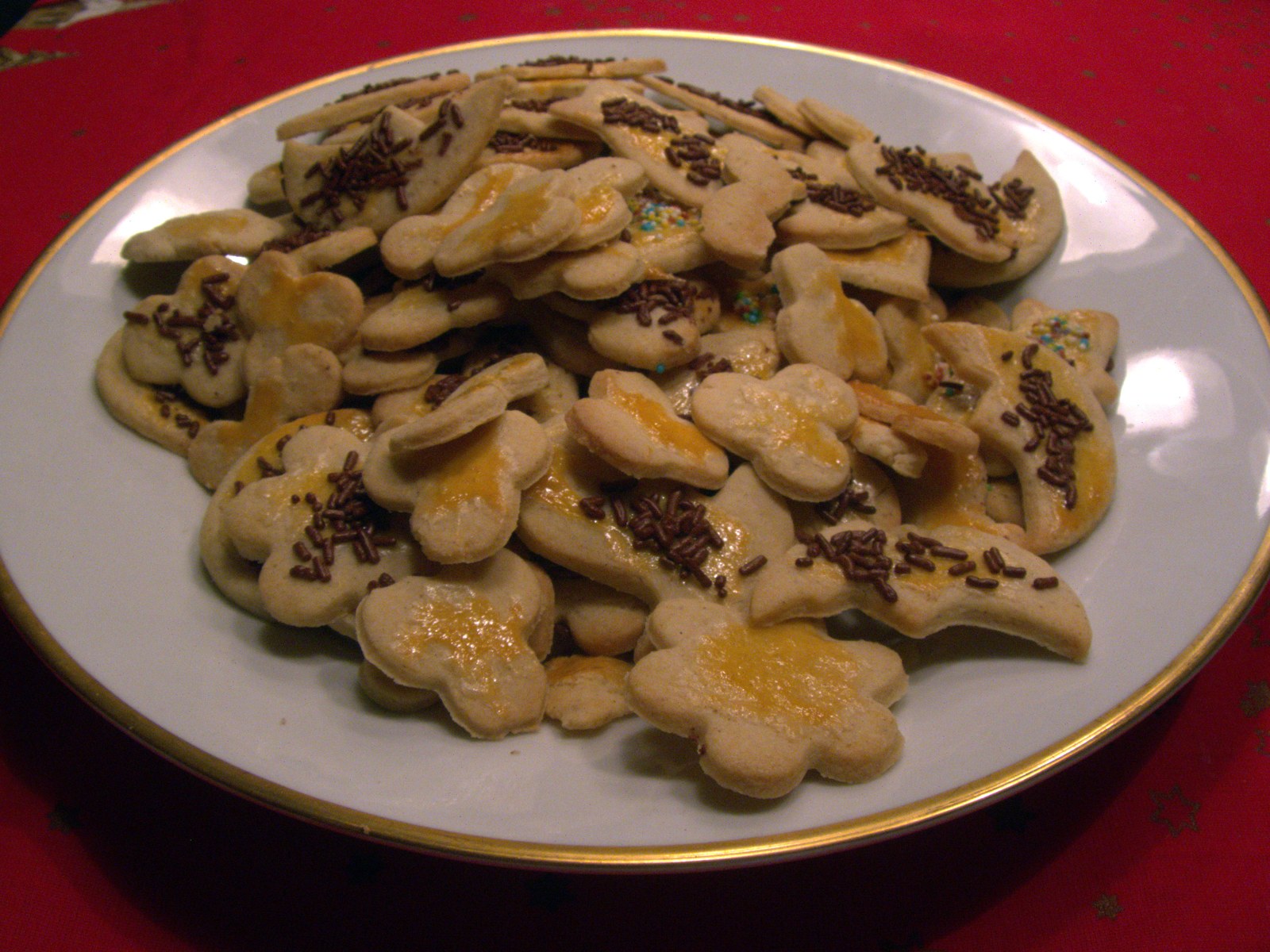 Verschiedene Butterplätzchen mit Schokolade, heller Glasur und bunten Streuseln