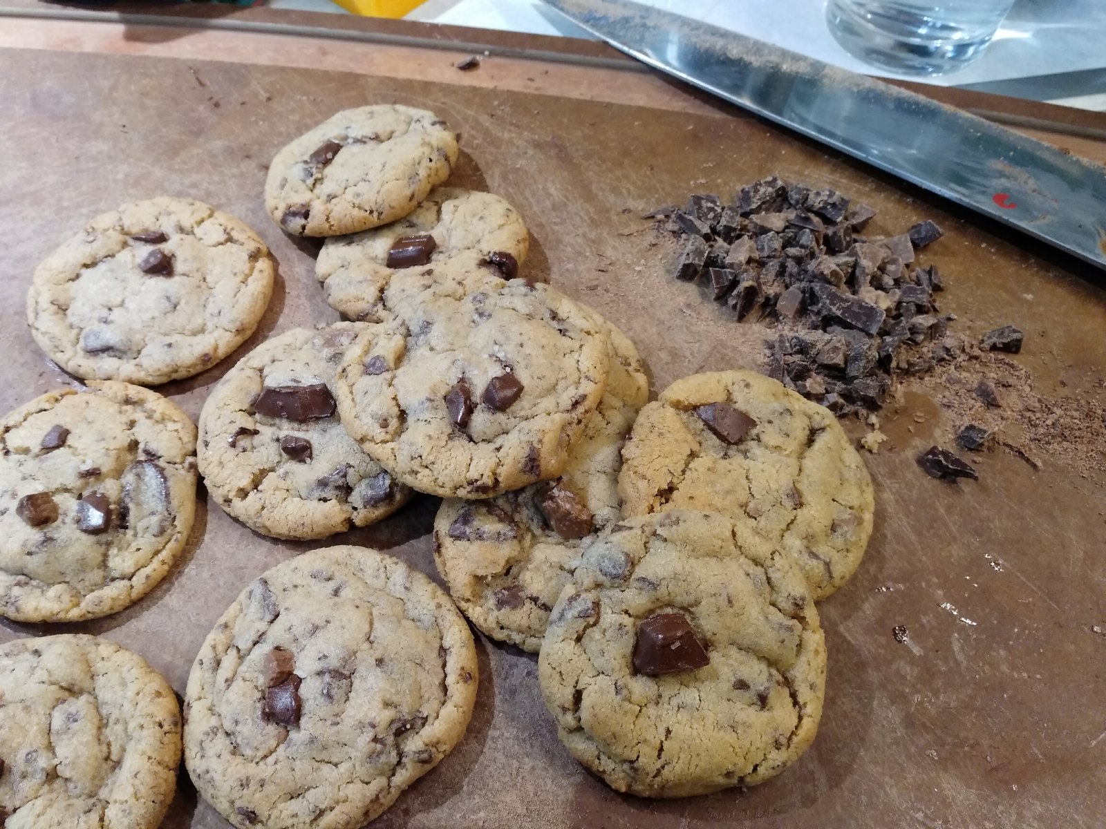 Cookies mit dunklen Schokoladenstücken