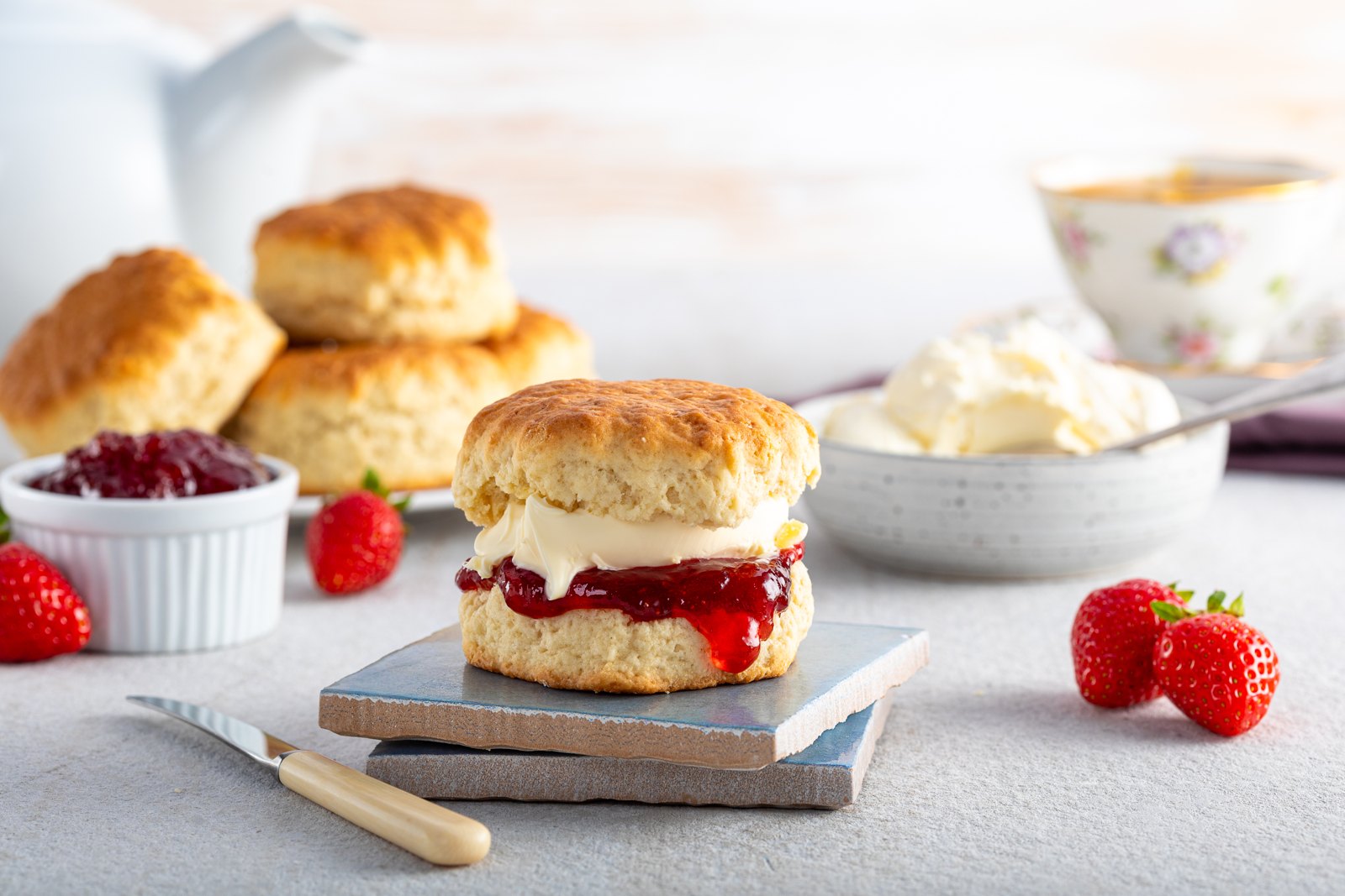 Scones mit Sahne und Konfitüre