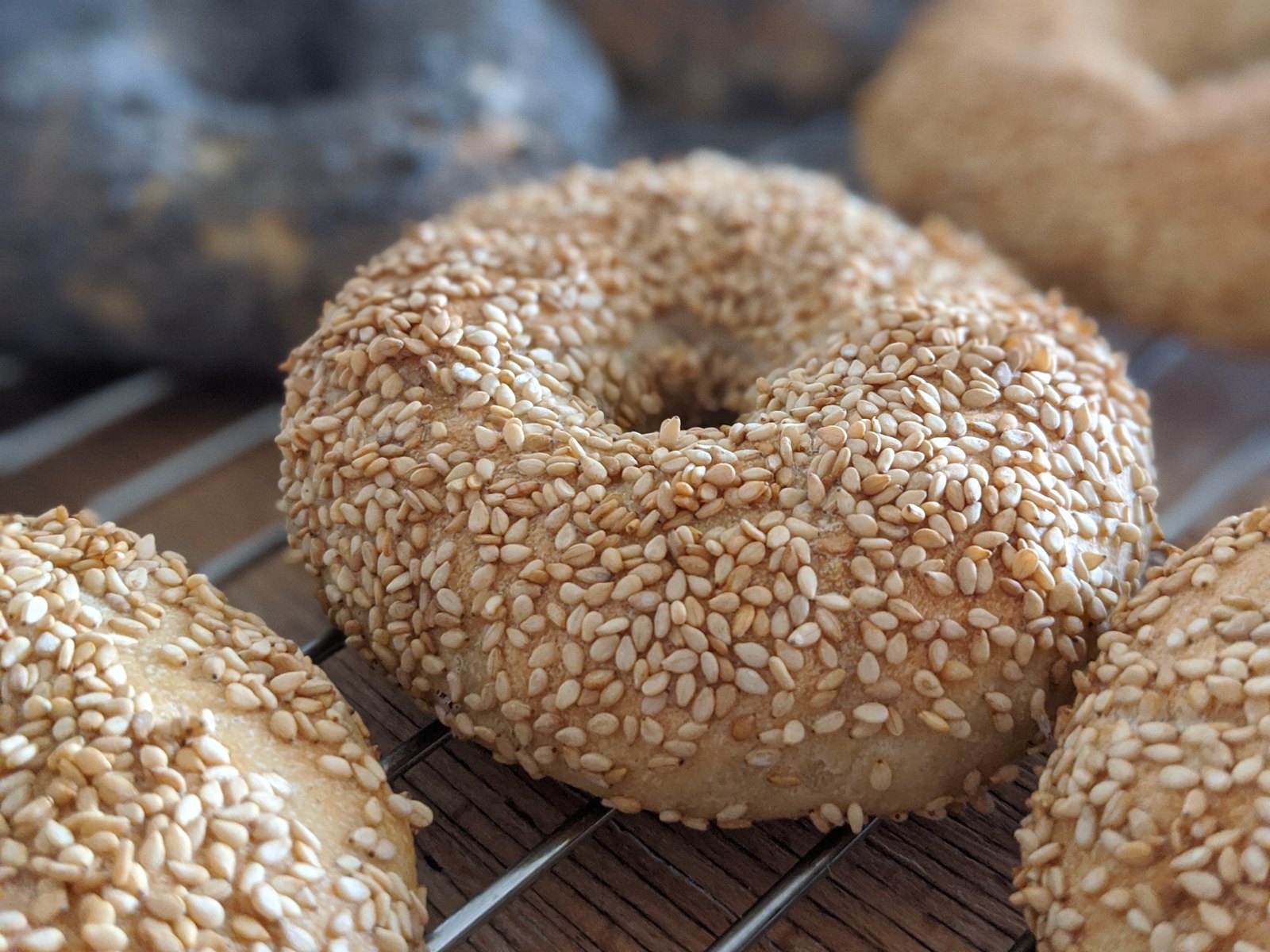 Sesam-Bagels mit kurzer Kochphase
