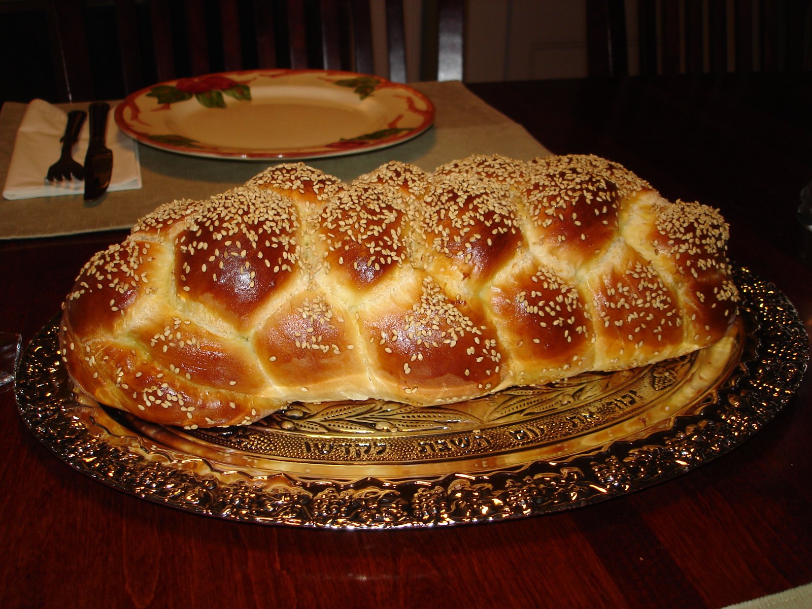 Geflochtene Challah mit Sesam