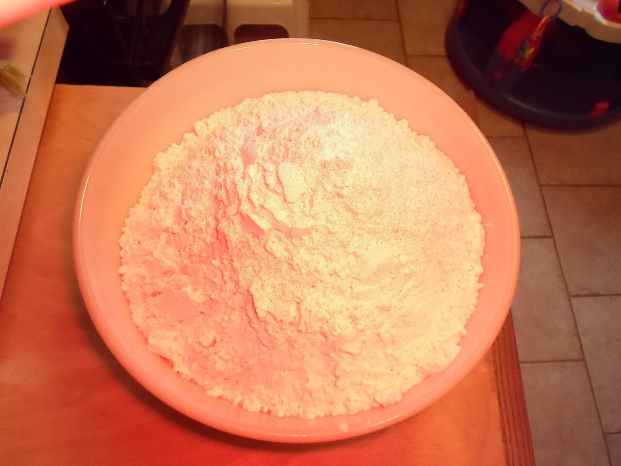Pale flour in a bowl