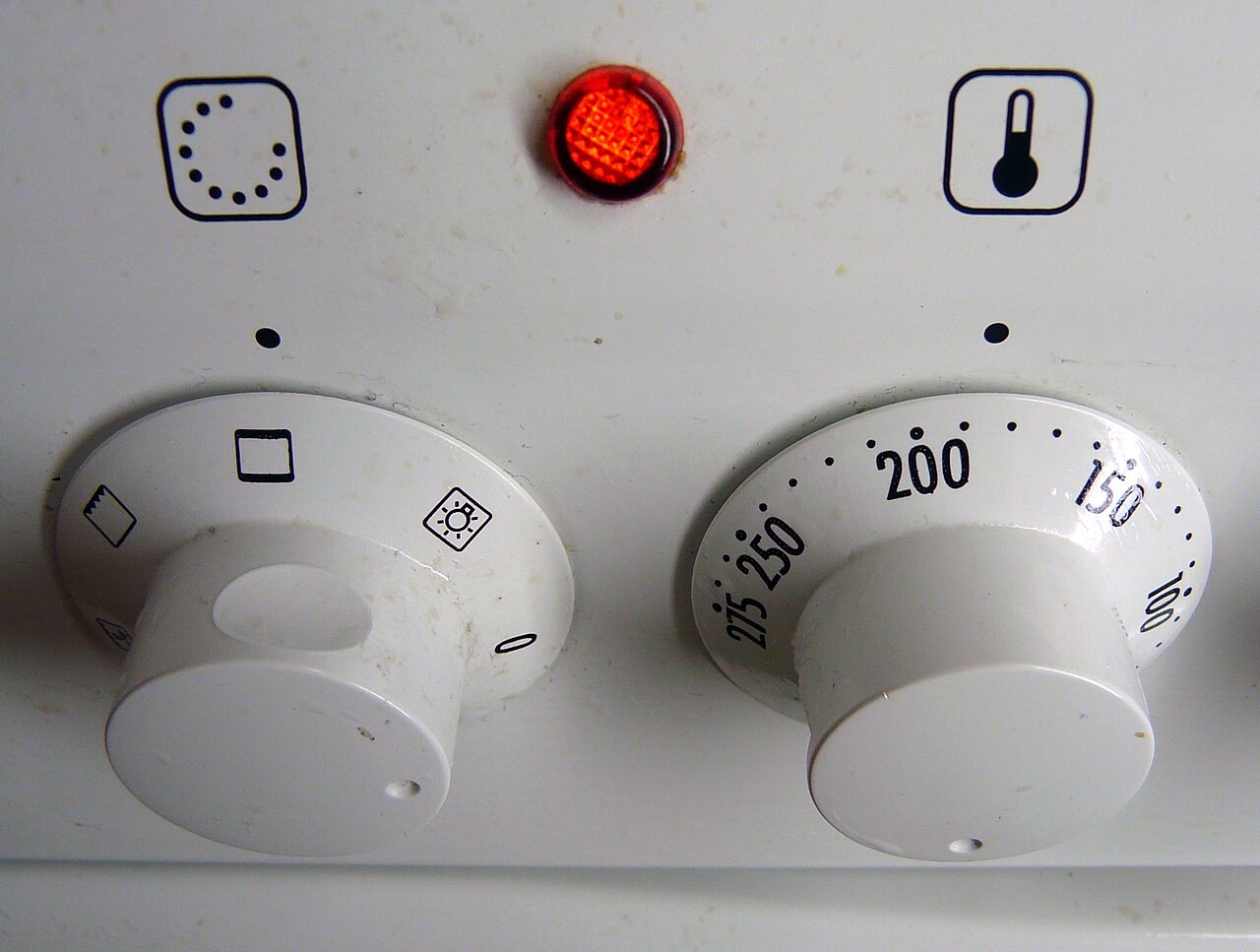 Control knobs on a domestic oven