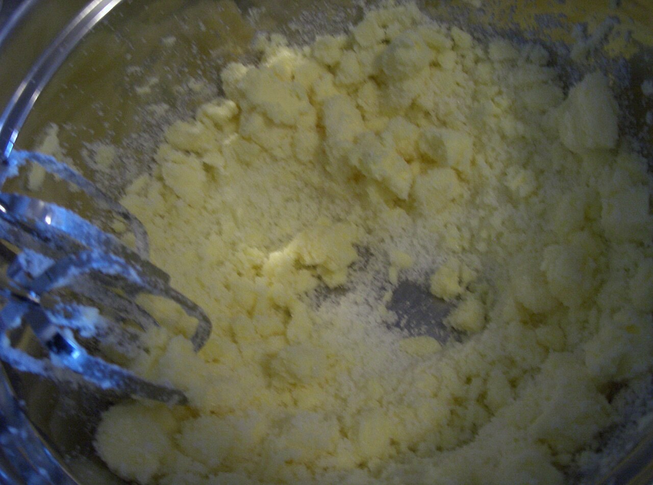 Butter und Zucker in einer Rührschüssel