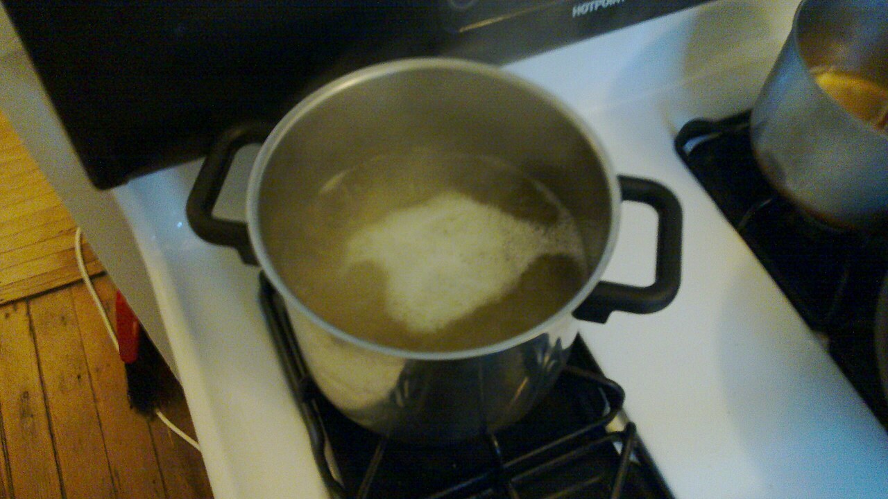 Pasta in einem Topf mit Kochwasser