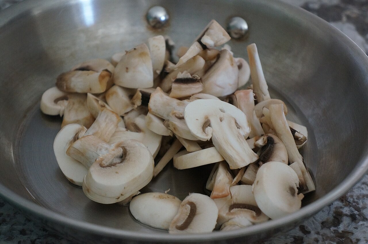 Geschnittene Champignons als Vorbereitung zum Braten